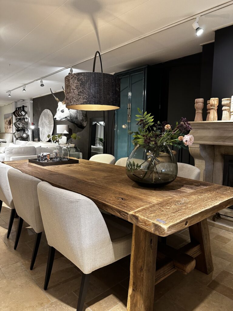 handgemaakte robuuste oud eiken tafel van massief gerecycled eikenhout.