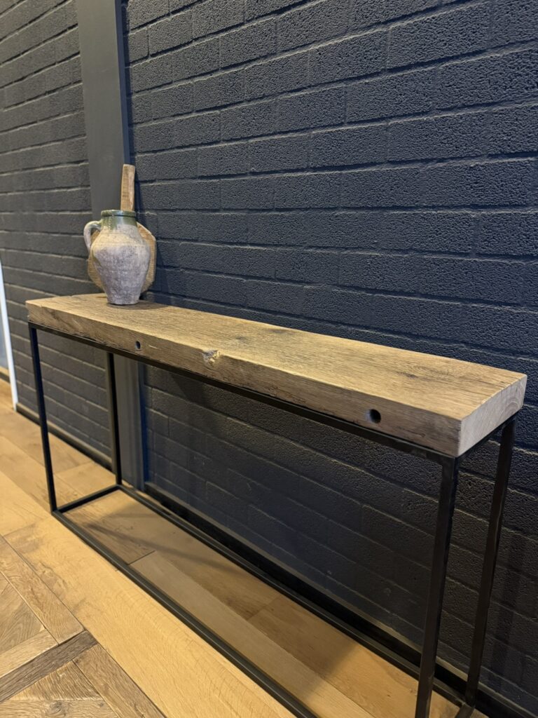 robuuste oud eiken massief bijzet tafel metalen onderstel gerecycled eikenhout